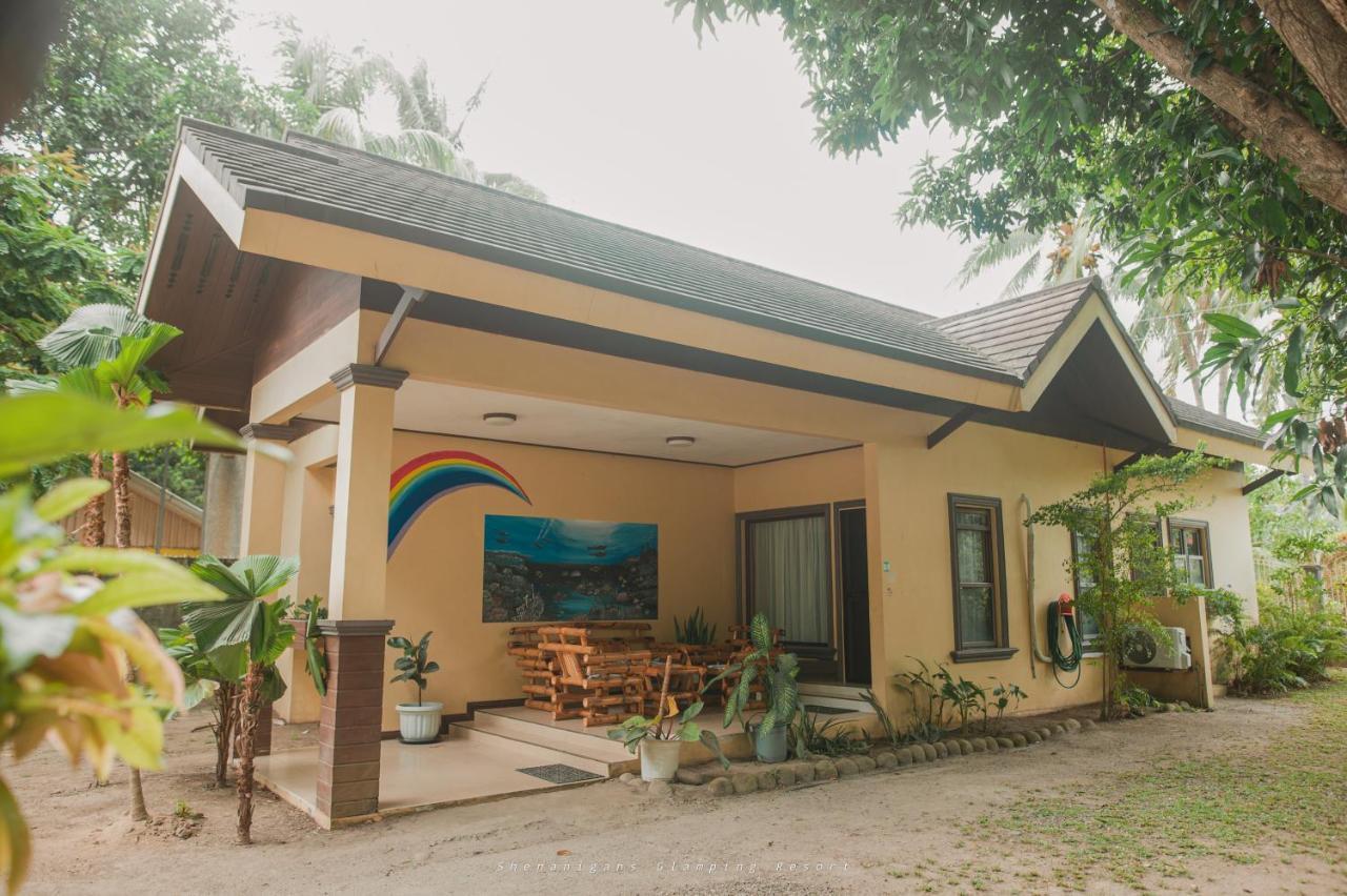 Shenanigans Glamping Resort Zamboanguita  Buitenkant foto