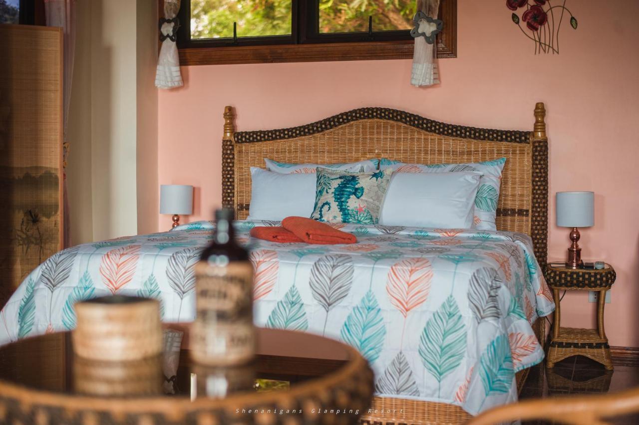 Shenanigans Glamping Resort Zamboanguita  Buitenkant foto