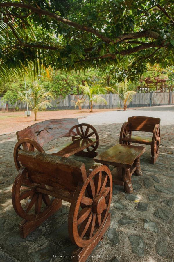 Shenanigans Glamping Resort Zamboanguita  Buitenkant foto